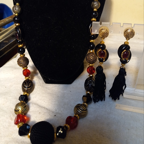 Not new,never worn 2pc 28inch necklace and matching pierced earrings with tassel - Picture 2 of 2